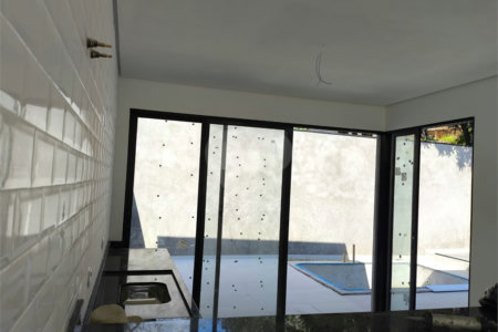 Casa à venda com 3 quartos, sendo 1 suíte, no condomínio Villagio Brasil, Atibaia - SP