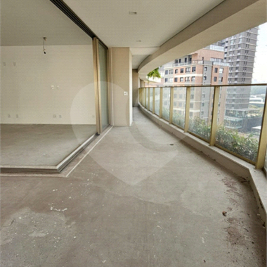 Apartamento à venda com 3 suítes em Moema, São Paulo, SP
