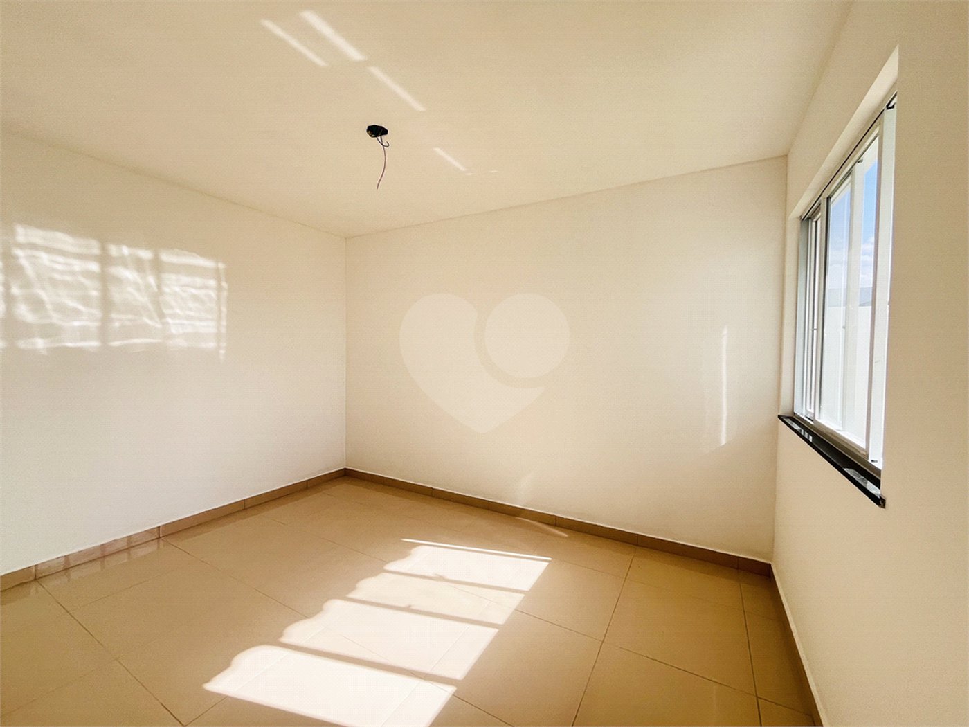 Casa à venda com 2 quartos, sendo 1 suíte, no condomínio Parque Guará, Rio de Janeiro - RJ