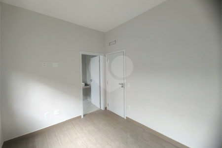 Casa exclusiva em Atibaia de alto padrão com 3 suítes, piscina, espaço gourmet, condomínio fechado, aceita financiamento