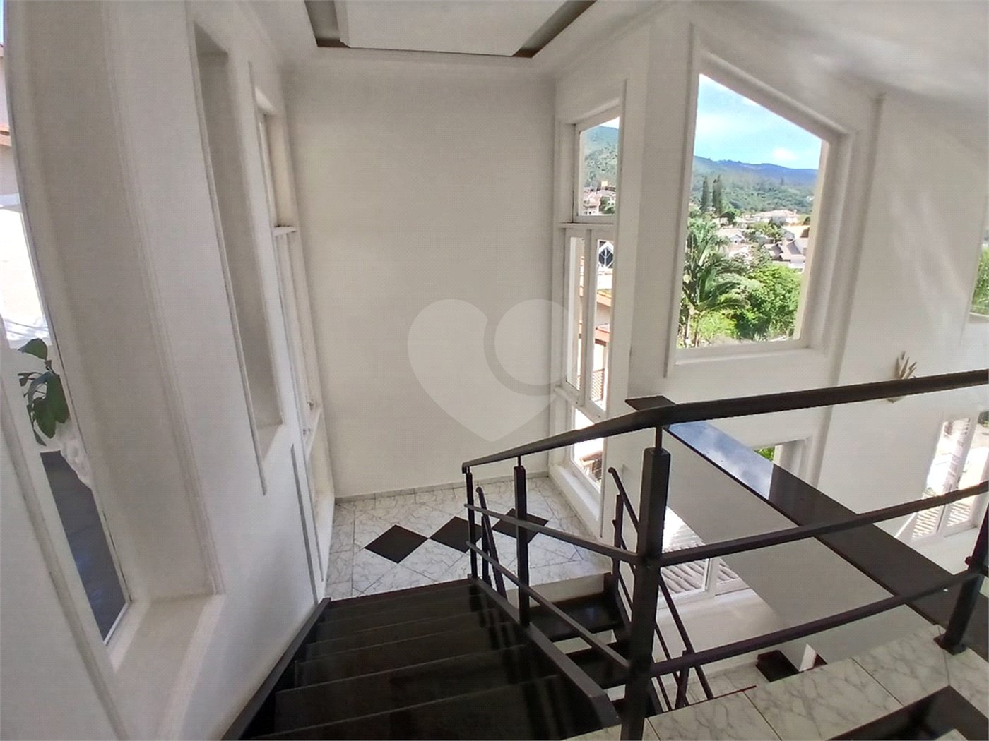 Casa à venda com 4 quartos, sendo 2 suítes, no condomínio Flamboyant, Atibaia - SP