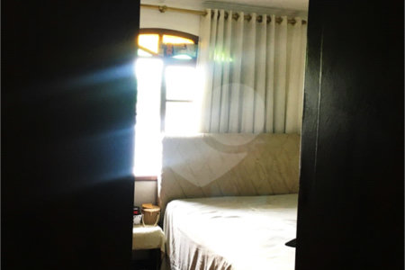 Sobrado à venda com 4 quartos, sendo 1 suíte,  em Vila Gomes, São Paulo, SP