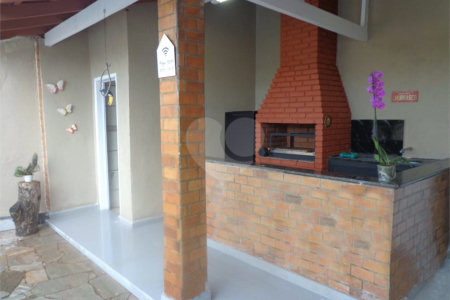 Casa Térrea com 3 dormitórios, sendo 1 suíte.