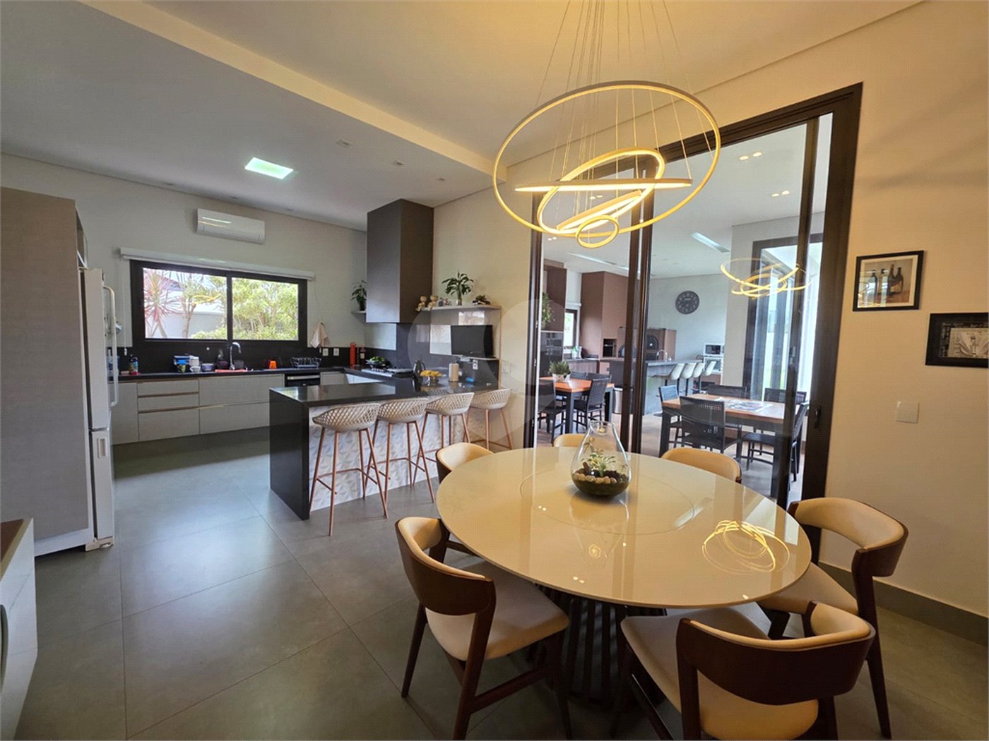Casa à venda com 4 suítes no condomínio Residencial Jardim Primavera, Louveira - SP