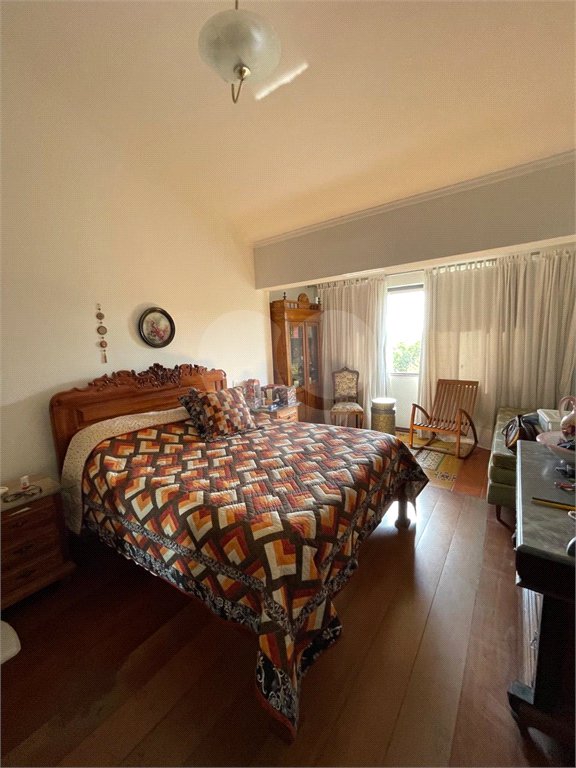 Casa à venda com 9 quartos, sendo 4 suítes, em Condomínio Flamboyant-b, Atibaia, SP