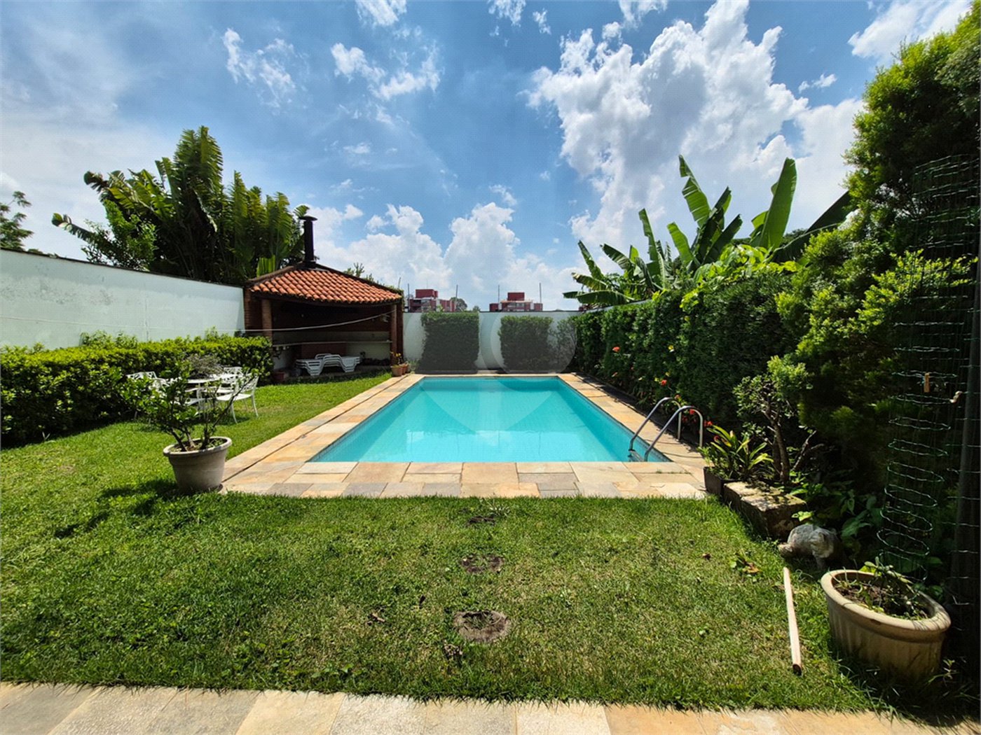 Casa de Vila à venda ou para alugar com 4 quartos, sendo 2 suítes,  em Jardim Leonor, São Paulo, SP