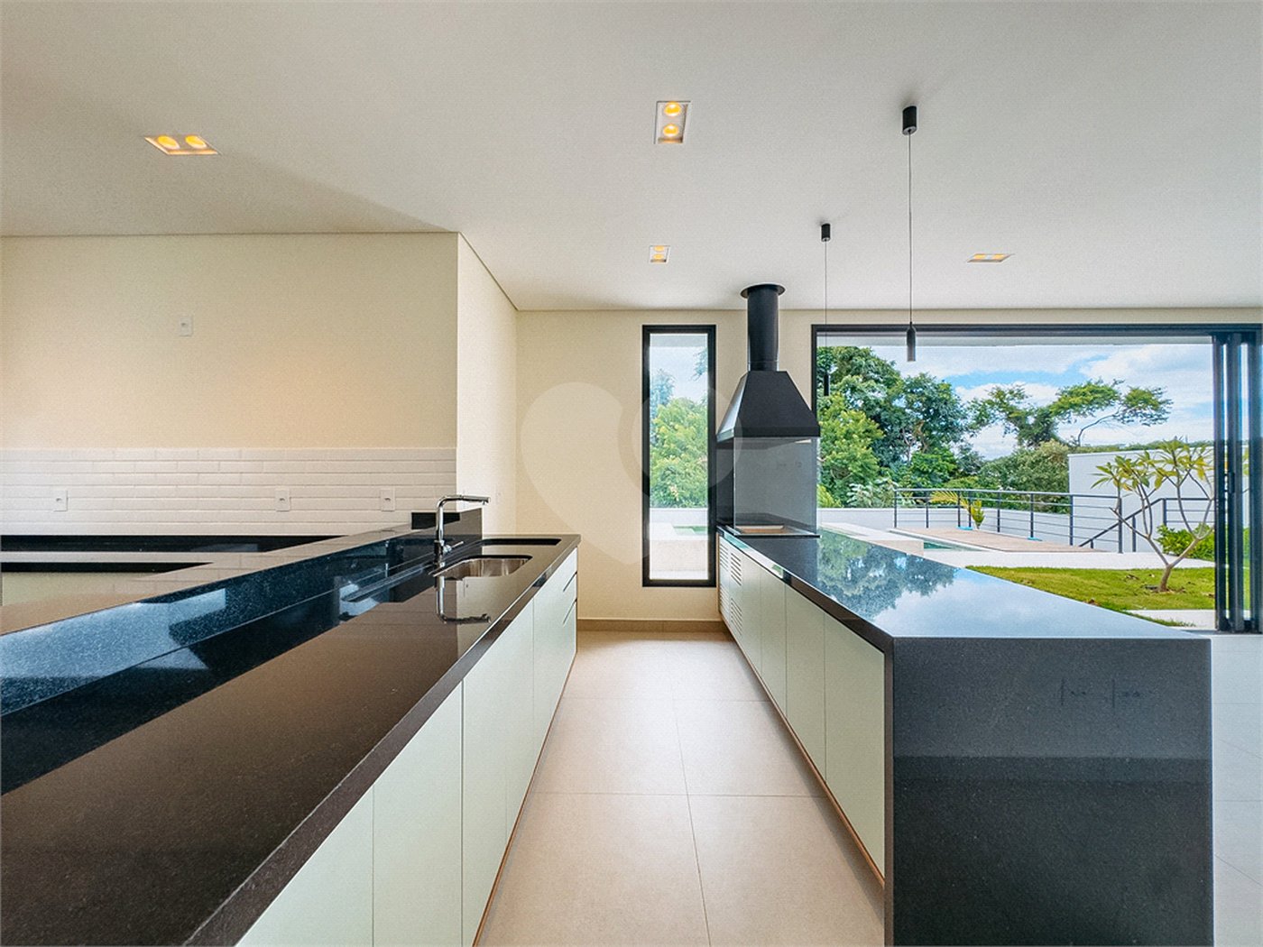 Casa à venda com 4 suítes no condomínio Villa dos Pinheiros, Indaiatuba - SP