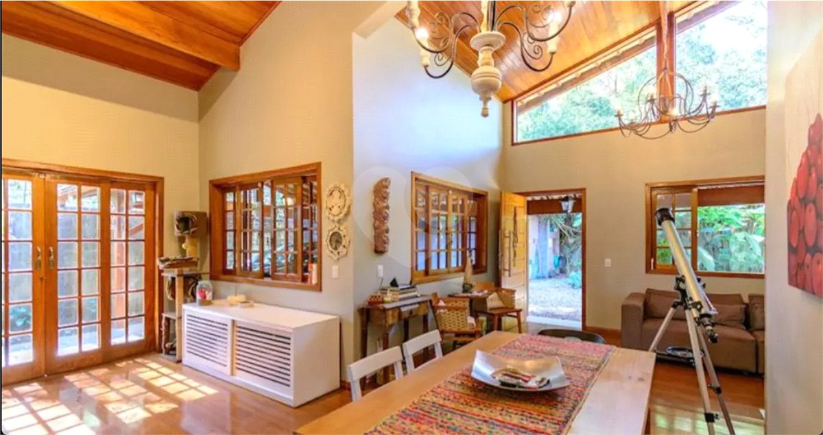 Casa à venda com 4 quartos, sendo 2 suítes,  em Granja Viana, Cotia, SP