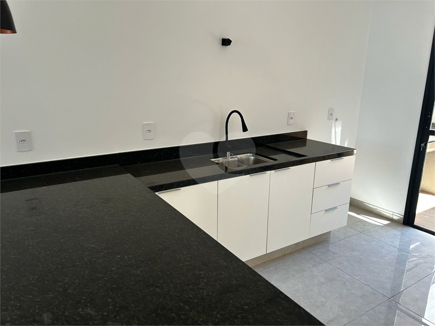 Casa à venda com 2 quartos, sendo 1 suíte,  no condomínio Residencial Marina, Itapetininga - SP