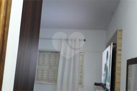 Casa térrea com 3 dormitórios, sendo 1 suíte.