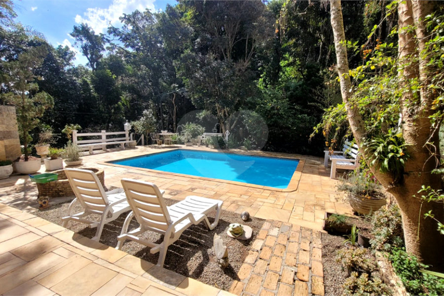 Casa à venda ou para alugar com 4 quartos, sendo 3 suítes, no condomínio Associação Reserva das Hortênsias, Mairiporã - SP