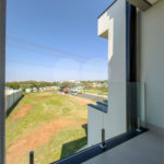 Indaiatuba - Condominio Villa Sapezal - 318 m² de Terreno - 230 m² de Área Construída - 3 suítes, sendo 1 Master com closet planejado - Sala de TV - Sala de estar integrada à Sala de jantar - Cozinha com móveis planejados - Despensa - Escritório planejado - Lavabo - Piscina com preparação para aquec