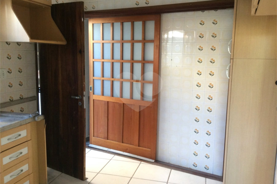 Casa à venda com 4 quartos, sendo 1 suíte, no condomínio Conselheiro Moreira de Barros, São Paulo - SP
