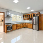 Sobrado geminado com 185 m², 3 suítes, closet, 4 vagas, área gourmet, sótão, energia solar, aquecimento de água e sistema completo de segurança.