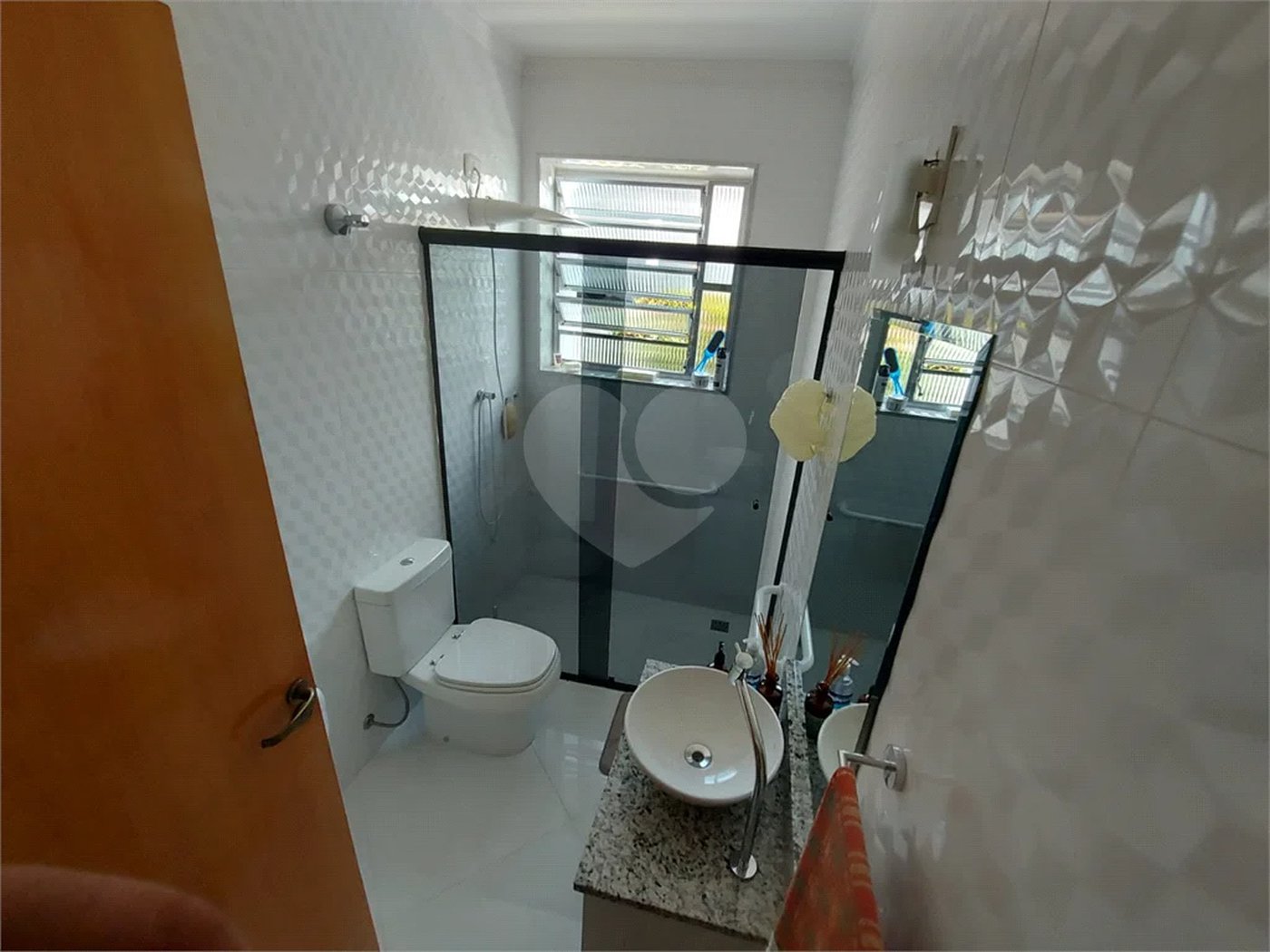 CASA TÉRREA À VENDA NA MOOCA - COM PORTEIRA FECHADA.