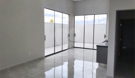 Casa à venda com 3 quartos, sendo 1 suíte, no condomínio Tivolli, Itapetininga - SP