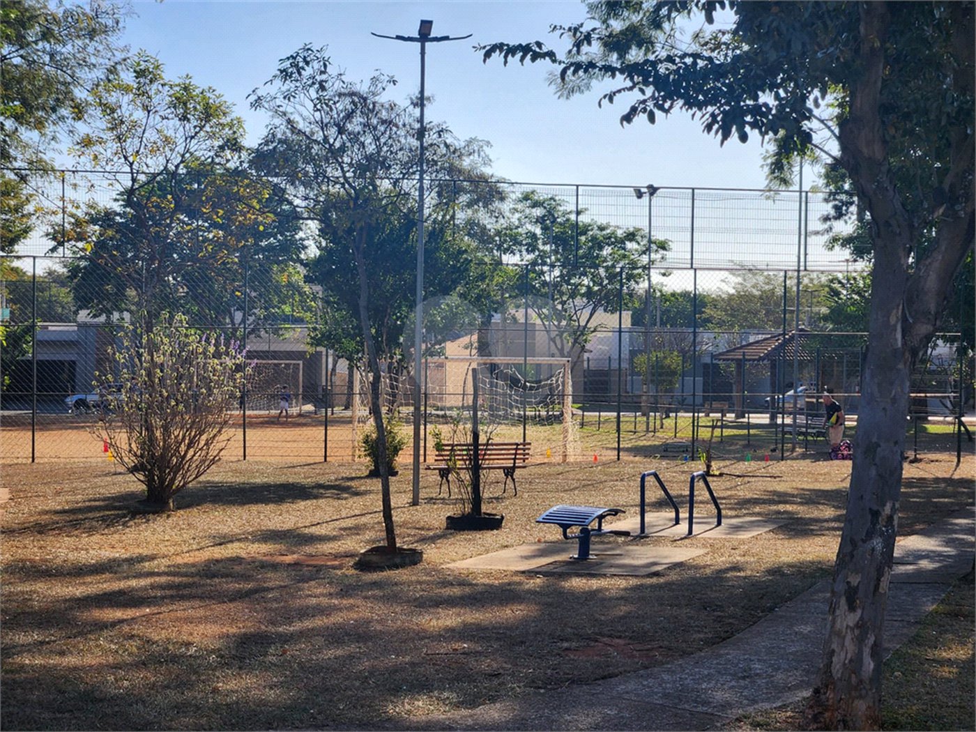 Casa à venda com 3 quartos, sendo 1 suíte, no condomínio Jd. Parque Alvorada, Araraquara - SP