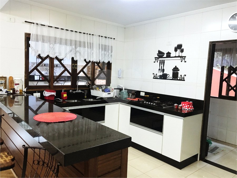 Casa à venda ou para alugar com 3 quartos, sendo 1 suíte, no condomínio Parque Suiça, Caieiras - SP