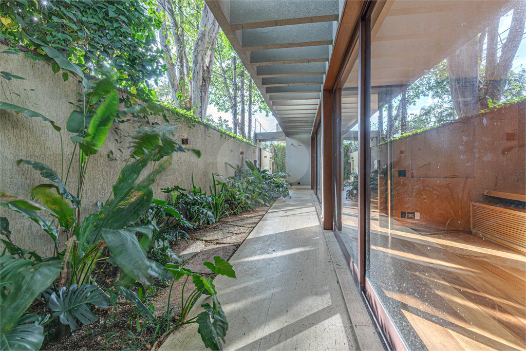 Casa à venda com 4 quartos, sendo 3 suítes, em Vila Nova Conceição, São Paulo, SP