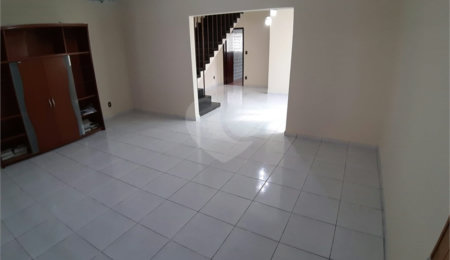 Sobrado à venda com 4 quartos, sendo 1 suíte,  em Vila Gomes, São Paulo, SP