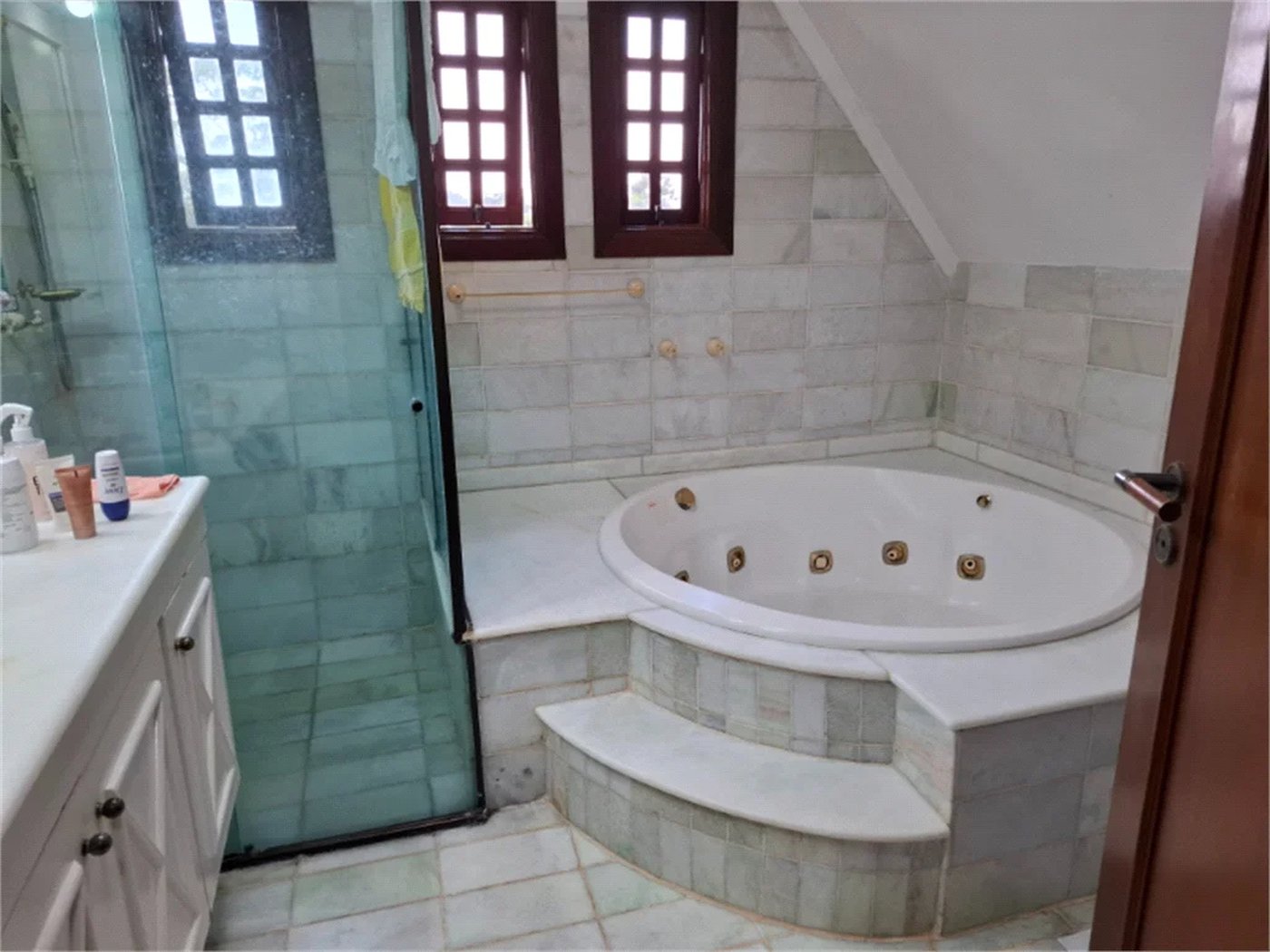Sobrado à venda com 4 quartos, sendo 2 suítes, em Jardim Leonor, São Paulo, SP