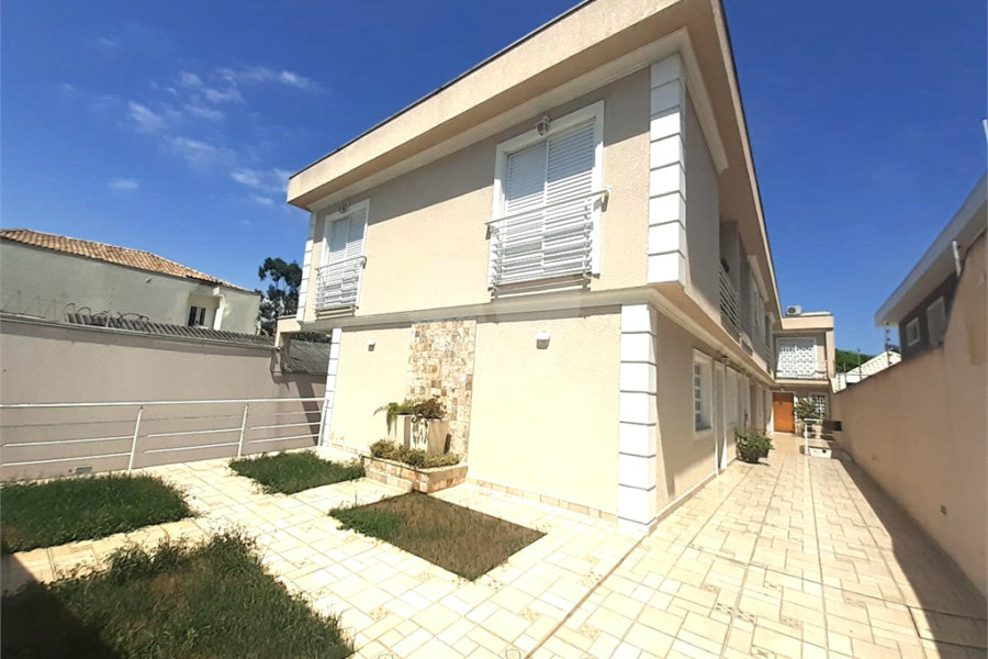 Casa à venda com 3 quartos, sendo 1 suíte, no condomínio Apeu, São Paulo - SP