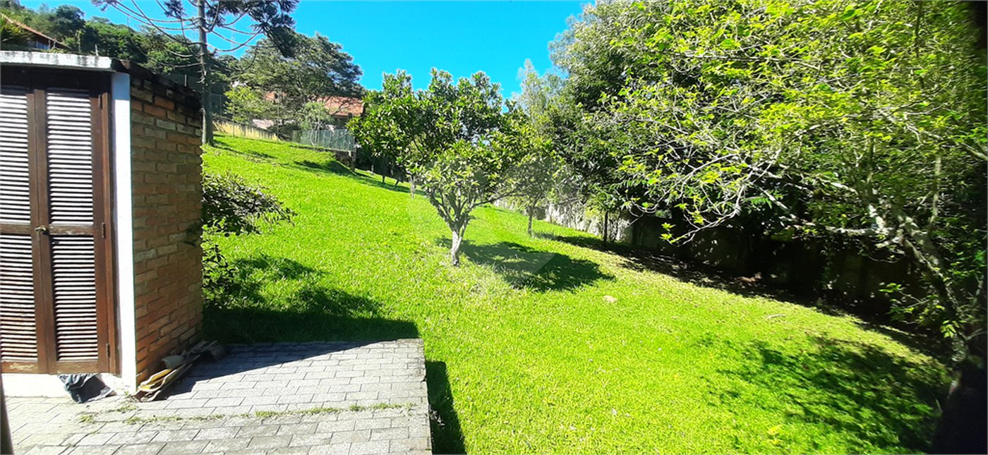Sobrado à venda com 3 suítes em Serra da Cantareira, Mairiporã, SP
