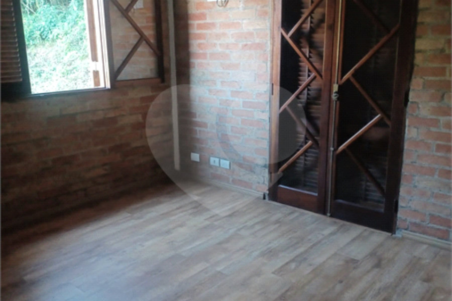 Casa à venda ou para alugar com 3 quartos, sendo 1 suíte, no condomínio Parque Suiça, Caieiras - SP