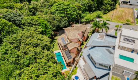 Casa à venda com 5 quartos, sendo 4 suítes, no condomínio Figueira Garden, Atibaia - SP