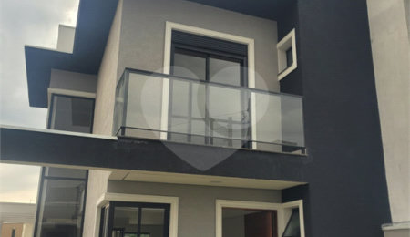 Sobrado à venda com 3 quartos, sendo 1 suíte,  em Vila Caputera, Mogi das Cruzes, SP