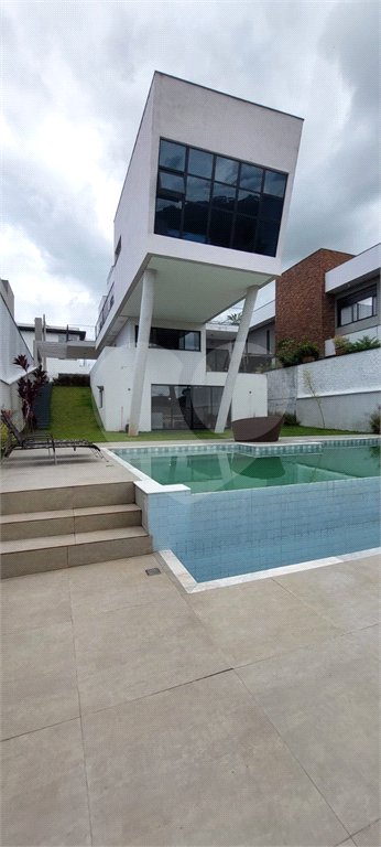Casa à venda ou para alugar com 4 suítes no condomínio Figueira Garden, Atibaia - SP