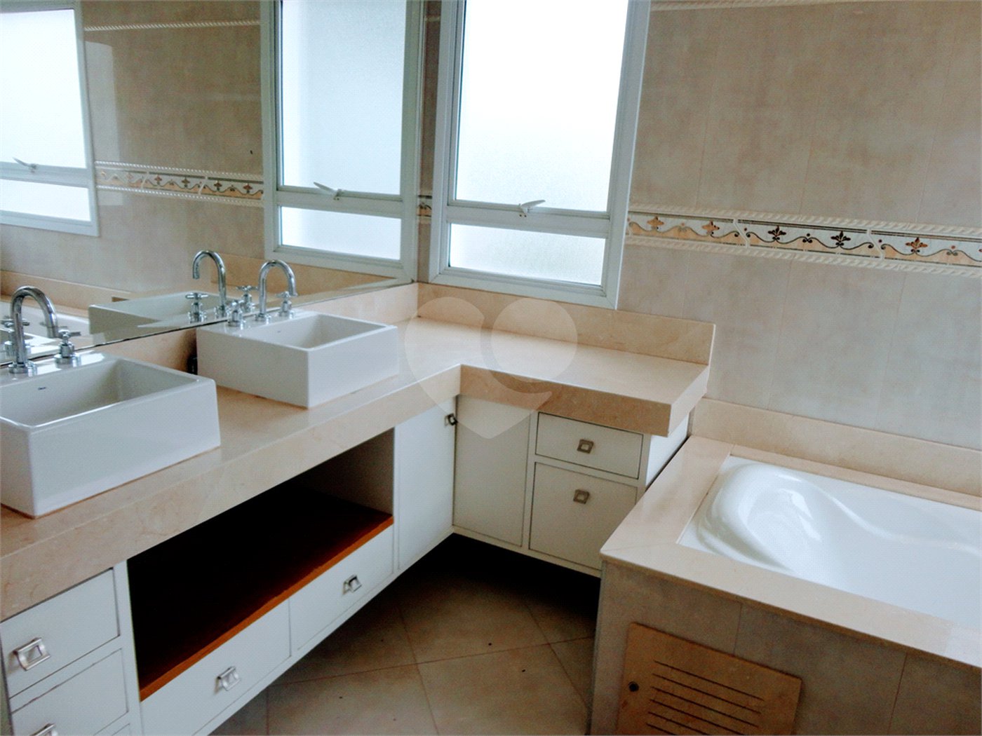 Casa à venda com 3 suítes no condomínio Residencial Jardim América, Vinhedo - SP