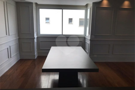 Apto 220 metros no Campo Belo. varanda, 5 vagas, 3 suítes. Visite