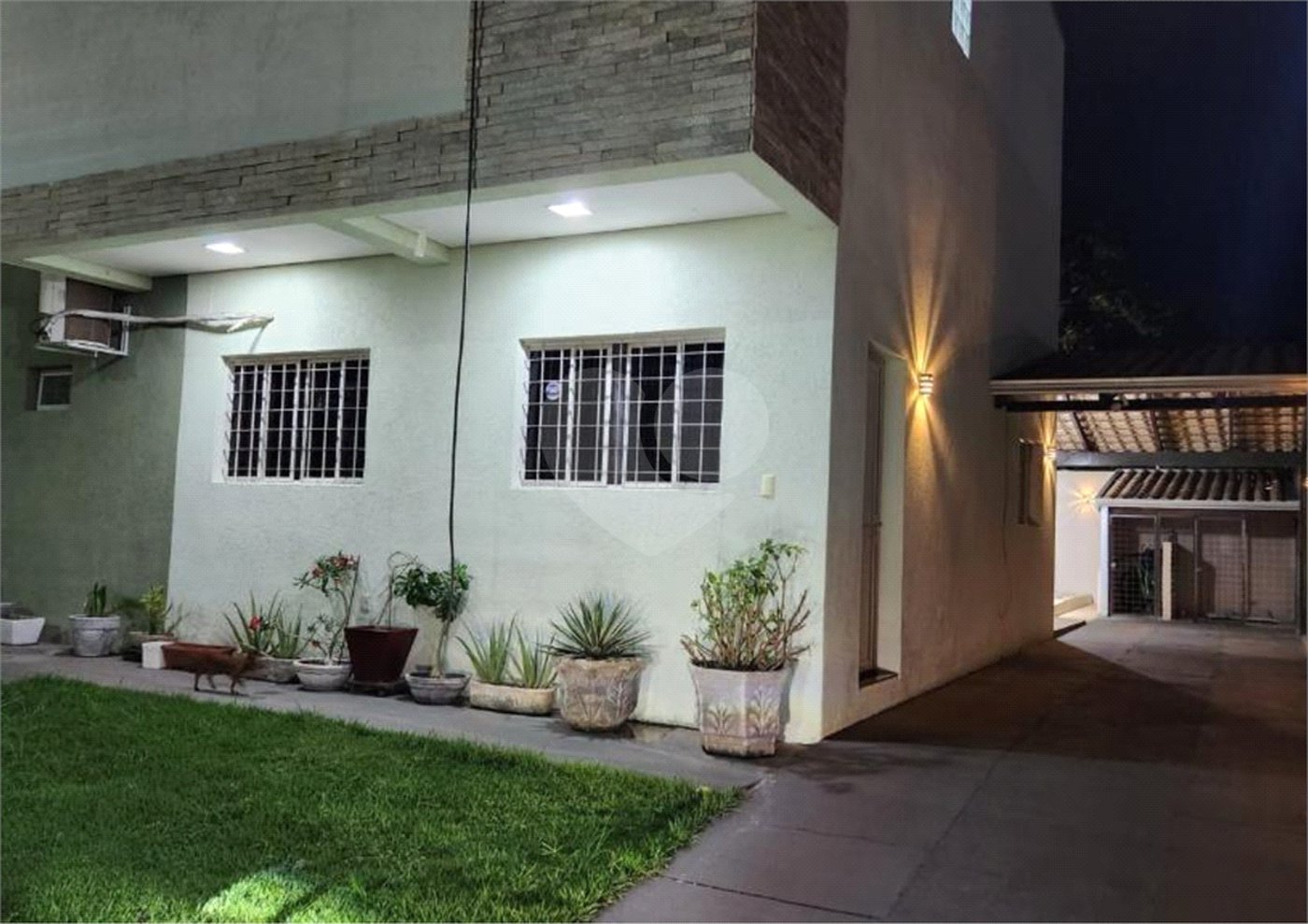 Sobrado à venda com 4 quartos, sendo 1 suíte, em Morada do Ouro, Cuiabá, MT