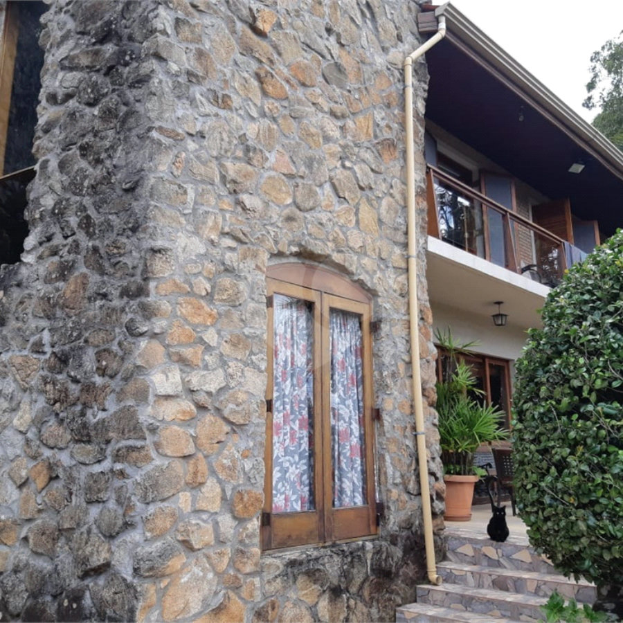 Casa à venda com 4 quartos, sendo 1 suíte, no condomínio Clube da Montanha, Atibaia - SP