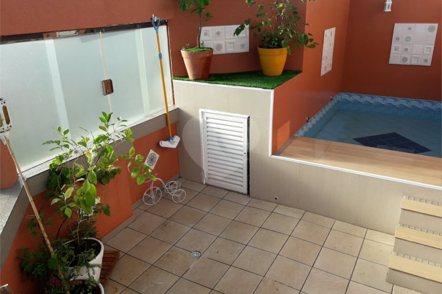 COBERTURA COM PISCINA E CHURRASQUEIRA NA CASA VERDE.