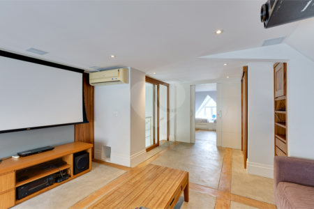 Casa à venda com 4 quartos, sendo 2 suítes, no condomínio Bristol Village, São Paulo - SP