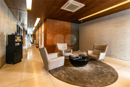 Itaim ! Studio ,muito bem localizado ! vaga de garagem !