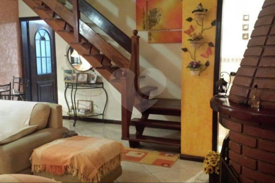 Casa à venda com 3 quartos, sendo 1 suíte, no condomínio Jardim das Pedras, São Paulo - SP