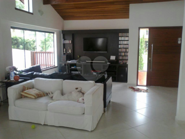 Sobrado à venda com 5 suítes em Enseada, Bertioga, SP