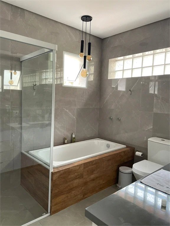 Sobrado à venda com 5 quartos, sendo 2 suítes,  em Vila Cordeiro, São Paulo, SP