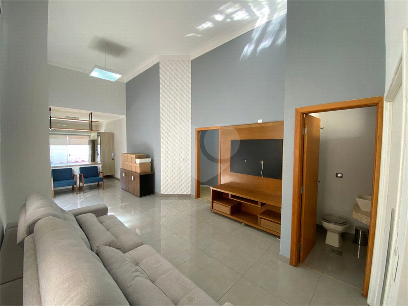 Casa térrea com piscina para venda no Condomínio Quebec.