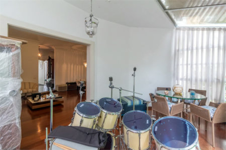 Casa à venda com 4 quartos, sendo 2 suítes, no condomínio Vila das Flores, São Paulo - SP