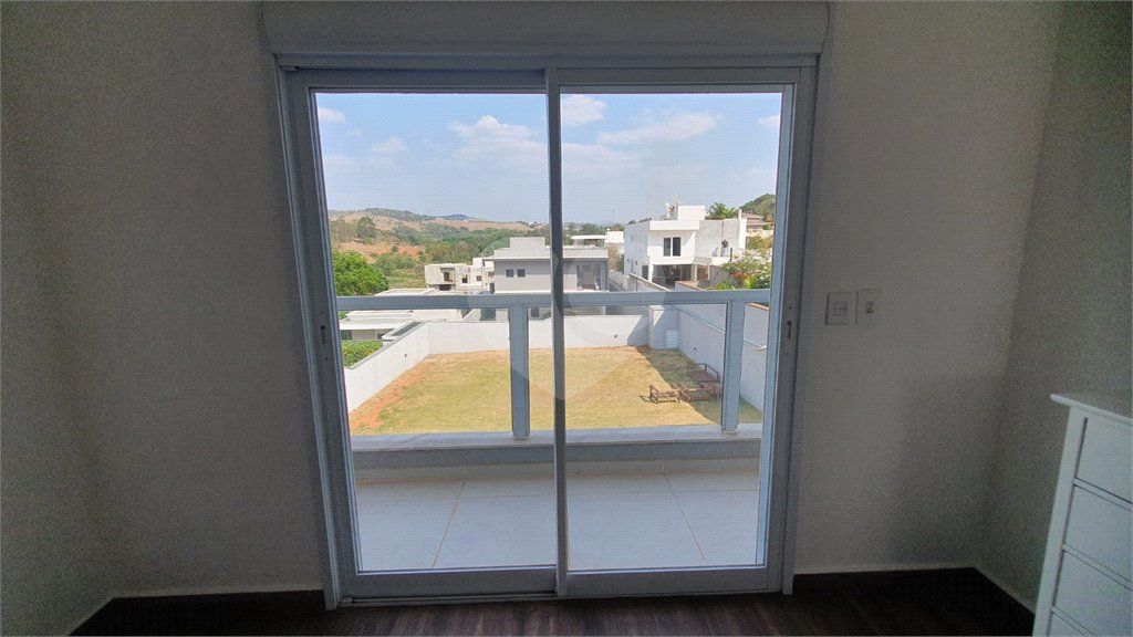 Casa à venda com 3 quartos, sendo 1 suíte, no condomínio Figueira Garden, Atibaia - SP