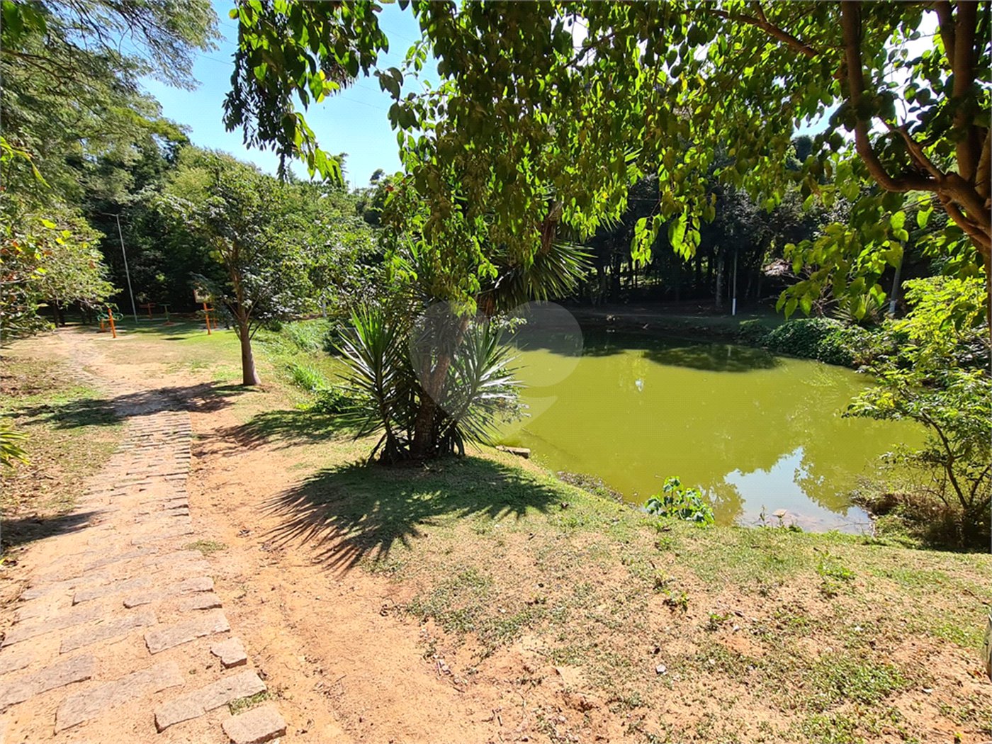 Casa à venda com 3 quartos, sendo 1 suíte, no condomínio Terras de São Francisco, Vinhedo - SP