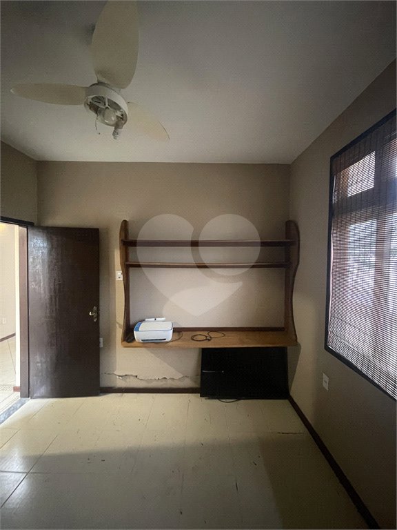 Casa à venda com 5 quartos, sendo 3 suítes, no condomínio Recanto das Palmeiras, Rio de Janeiro - RJ