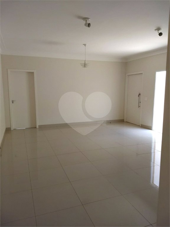 Casa à venda com 3 quartos, sendo 1 suíte, no condomínio Lago da Serra, Araçoiaba da Serra - SP