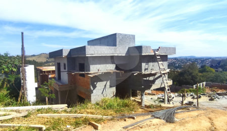 Casa à venda com 4 quartos, sendo 2 suítes, no condomínio Jaboticabeiras, Atibaia - SP
