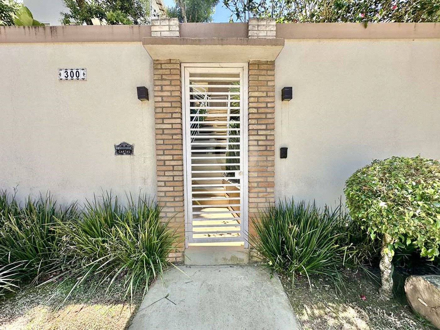 Casa à venda com 4 quartos, sendo 3 suítes, no condomínio Vilarejo, Carapicuíba - SP
