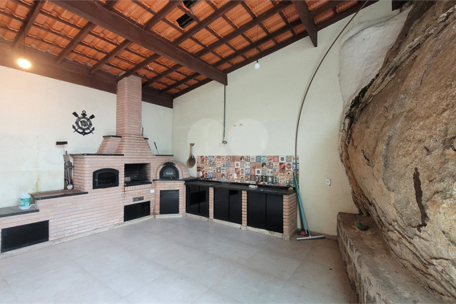 Casa à venda com 4 quartos, sendo 1 suíte, no condomínio Parque Suiça, Caieiras - SP